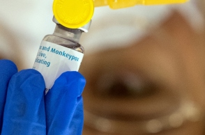 γιατρος κραταει φυαλιδιο