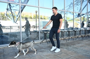 Ο Στέφανος Κασσελάκης βγαζει βολτα σκυλο