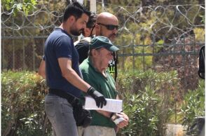 Γλυκά Νερά: Εικόνες ντοκουμέντο από τη δράση του 80χρονου φερόμενου εμπρηστή