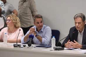 Σε εξέλιξη η ευρεία σύσκεψη στην Πεντέλη υπό τον Κυριάκο Μητσοτάκη