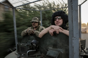 στρατιωτες πανω σε αρμα