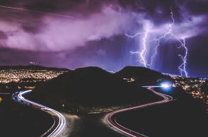 κεραυνος πανω απο πολη και λοφο