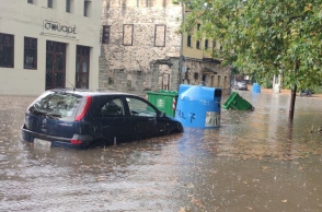 πλημμυρισμενοι δρομοι, αμαξι, σπιτια, νερο