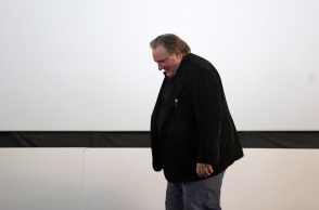 Ζεράρ Ντεπαρντιέ: Η εισαγγελία ζητά την παραπομπή του σε δίκη για τον βιασμό της Σαρλότ Αρνούλ