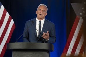 Κένεντι Τζούνιορ: Ανέστειλε την εκστρατεία του και στηρίζει Τραμπ