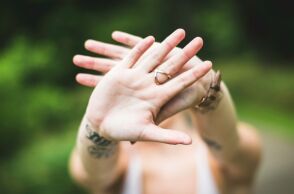 Ένα ποτήρι νερό την εβδομάδα και ένα σνακ: βίαζαν και άφηναν νηστικό ανήλικο κορίτσι