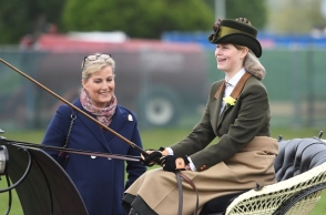 Στα χνάρια της βασίλισσας Ελισάβετ, η ανιψιά του Καρόλου - Θέλει να υπηρετήσει στον βρετανικό στρατό