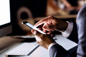 χερια κρατουν κινητο