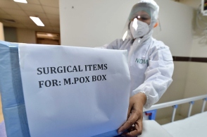 γιατρος εμβολιαζει ασθενη