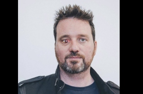 ανδρας με μηχανικο ματι