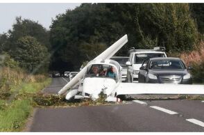 Bρετανία: Μονοκινητήριο αεροσκάφος έπεσε σε πολυσύχναστο δρόμο - Χωρίς θύματα
