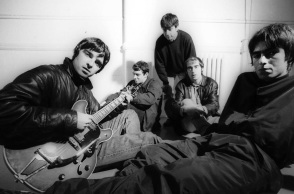 Oasis: 30 χρόνια από το εμβληματικό ντεμπούτο του «Definitely Maybe»