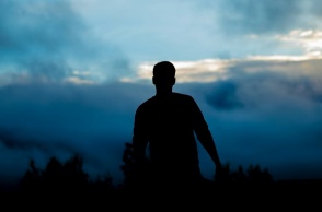 Σκιά νεαρού άνδρα