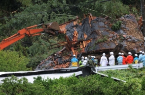 εργατες γκρεμιζουν σπιτι