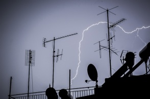 «Χτύπησε» η κακοκαιρία την Αττική - Σε πλήρη εξέλιξη η επέλαση των έντονων καιρικών φαινομένων