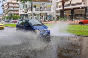 αμαξι μεσα στις βροχες