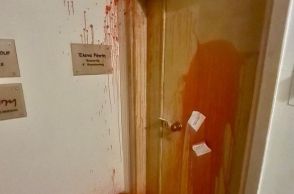 πορτα βανδαλισμενη με κοκκινες μπογιες