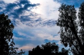 ουρανος, συννεφα, δεντρα