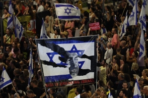 διαδηλωτες, σημαιες