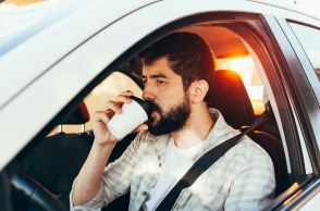 ανδρας πινει καφε μεσα σε αμαξι