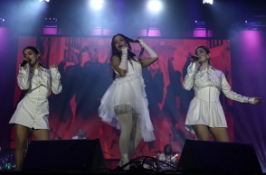 η Μαρίνα Σάττι με 2 τραγουδιστριες