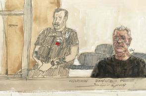 Σκίτσο του Ντομινίκ Πελικό στο δικαστήριο