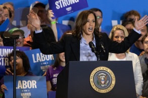 Η Κάμαλα Χάρις ζητά να μπει τέλος στην «επιδημία της ένοπλης βίας», μετά το μακελειό στη Τζόρτζια