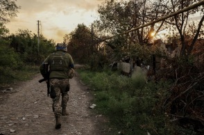 ουκρανος στρατιωτης τρεχει μεσα σε δασος