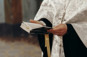 Χανιά: Ιερέας κατηγορείται ότι κακοποιούσε επί 50 χρόνια τη σύζυγο και τα παιδιά του