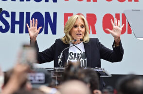 HΠΑ: Μήνυμα της βιομηχανίας μόδας παρουσία της Τζιλ Μπάιντεν ενόψει εκλογών