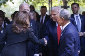 Η νέα χειραψία της Κάμαλα Χάρις και του Ντόναλντ Τραμπ υπό το βλέμμα του Μπάιντεν