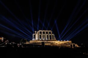 Στιγμιότυπο από την τελετή για τον νέο φωτισμό του Ναού του Ποσειδώνα στο Σούνιο