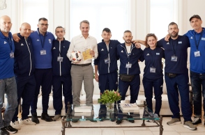 Συνάντηση του Πρωθυπουργού Κυριάκου Μητσοτάκη με την εθνική ομάδα ποδοσφαίρου αστέγων στο Μέγαρο Μαξίμου