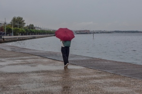 Καιρός: Βροχερό Σάββατο με σποραδικές καταιγίδες σε όλη τη χώρα