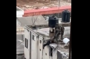 Ισραηλινοί στρατιώτες σπρώχνουν τις σορούς Παλαιστινίων από μια ταράτσα