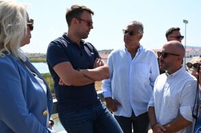 Ο Στέφανος Κασσελάκης συνομιλεί με κόσμο στον Βόλο (φωτογραφία αρχείου)