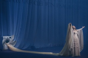 Η Ιζαμπέλ Ιπέρ πρωταγωνιστεί στη «Βερενίκη» του Καστελούτσι στη Στέγη 