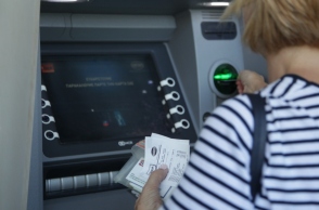 συνταξιουχος κανει αναληψη απο ΑΤΜ
