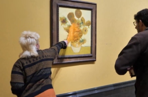 Μέλη της «Just Stop Oil» ριχνουν σουπα σε δύο πίνακες του Βίνσεντ Βαν Γκογκ