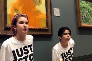 Λονδίνο: Φυλάκιση για τους ακτιβιστές που πέταξαν σούπα στα «ηλιοτρόπια» του Βαν Γκογκ