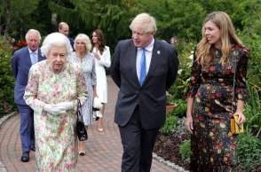 Η βασίλισσα Ελισάβετ με τον πρώην  πρωθυπουργό της Βρετανίας Μπόρις Τζόνσον και τη σύζυγό του Κάρι Τζόνσον