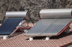 2 ηλιακοι θερμοσιφωνες σε ταρατσα