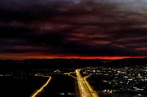 Οι καπνοί από τη φωτιά στην Κορινθία σκέπασαν τη Δευτέρα τον αττικό ουρανό