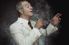 Ο Γιάννης Τσορτέκης στον ρόλο του Στράτου Διονυσίου στο θέατρο Παλλάς τον Μάρτιο 2025