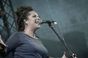 Ματούλα Ζαμάνη: Έβγαλε την μπλούζα της και την πέταξε στο κοινό σε συναυλία