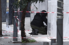 πυροτεχνουργος ελεγχει υποπτη βαλιτσα