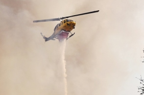 ελικοπτερο πυροσβεστικης ριχνει νερο
