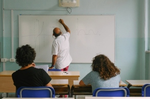 σχολικη αιθουσα, καθηγητης, 2 μαθητες
