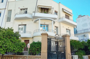 Τριώροφο κτίριο με ενδιαφέρουσα διαμόρφωση του εξώστη