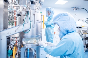 επιστημονες σε εργαστηριο